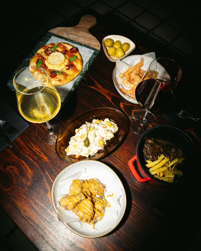 Encetem l’any de la millor forma! Gaudint d’unes bones tapes, platillos i, sobretot, gaudint d’un bon vii en companyia! 🍷✨

¡Empezamos el año de la mejor forma! Disfrutando de unas buenas tapas, platillos y, sobre todo, disfrutando de un buen viino en compañía. 🍷✨
-
We’re starting the year in the best way! Enjoying delicious tapas, small plates, and, most importantly, a great wine in good company. 🍷✨