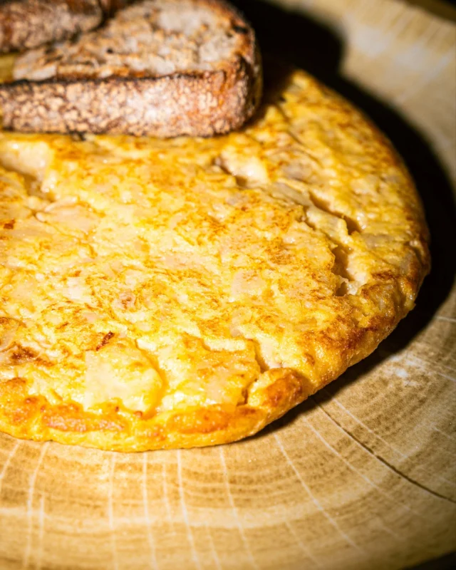 Un clàssic que no pot faltar a taula: la nostra truita de patates i ceba amb pa de massa mare 🤤

Un clásico que no puede faltar en la mesa: nuestra tortilla de patatas y cebolla con pan de masa madre 🤤

A classic that can’t be missed on the table: our potato and onion omelette with sourdough bread 🤤