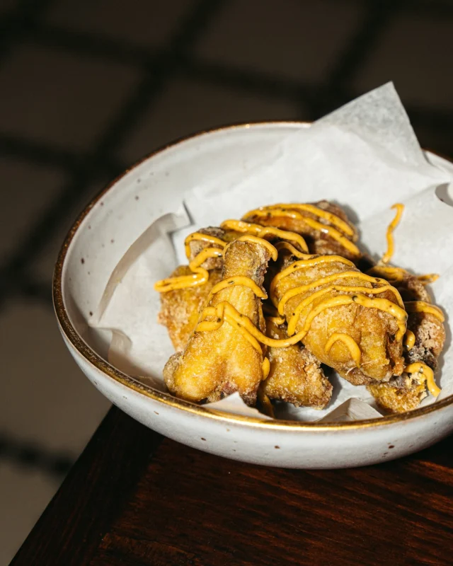 Les nostres aletes de pollastre fregides arriben amb un toc especial: una salsa brava especiada que et farà repetir! El toc perfecte per començar la teva experiència 🍗🔥 

Nuestras alitas de pollo fritas llegan con un toque especial: una salsa brava especiada que te hará repetir. El toque perfecto para empezar tu experiencia 🍗🔥

Our crispy fried chicken wings come with a special touch: a spicy brava sauce that will keep you coming back for more! The perfect way to kick off your experience 🍗🔥