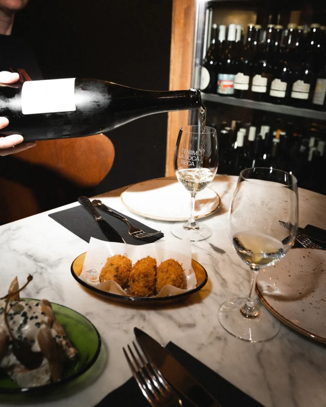 Ho tenim tot a punt! Ens veiem de 13h a 23h. Vosaltres porteu la companyia i nosaltres ens encarreguem de la resta!🍽️😋

¡Lo tenemos todo a punto! Nos vemos de 13h a 23h. ¡Ustedes traen la compañía y nosotros nos encargamos del resto! 🍽️😋 

We’re all set! See you from 1 PM to 11 PM. You bring the company, and we’ll take care of the rest! 🍽️😋