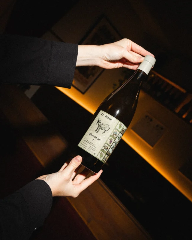 Color daurat, aroma irresistible i un final que et deixa amb ganes de més. Fresc, vibrant i carregat de matisos. Directe des de la Terra Alta al teu paladar 🍇✨. Però aquest és només un dels molts vins que et tenim preparats. Vine a descobrir més tresors de la terra 🍷, cadascun amb la seva història, esperant ser tastat per tu.
.
Color dorado, aroma irresistible y un final que te deja con ganas de más. Fresco, vibrante y cargado de matices. Directo desde la Terra Alta a tu paladar 🍇✨. Pero este es solo uno de los muchos vinos que tenemos preparados para ti. Ven a descubrir más tesoros de la tierra 🍷, cada uno con su historia, esperando ser probado por ti.

Golden color, irresistible aroma, and a finish that keeps you coming back for more. Fresh, vibrant, and full of character. Straight from Terra Alta to your glass 🍇✨. But this is just one of many wines waiting for you. Come discover more treasures from the land 🍷, each with its own story, ready to be tasted by you.