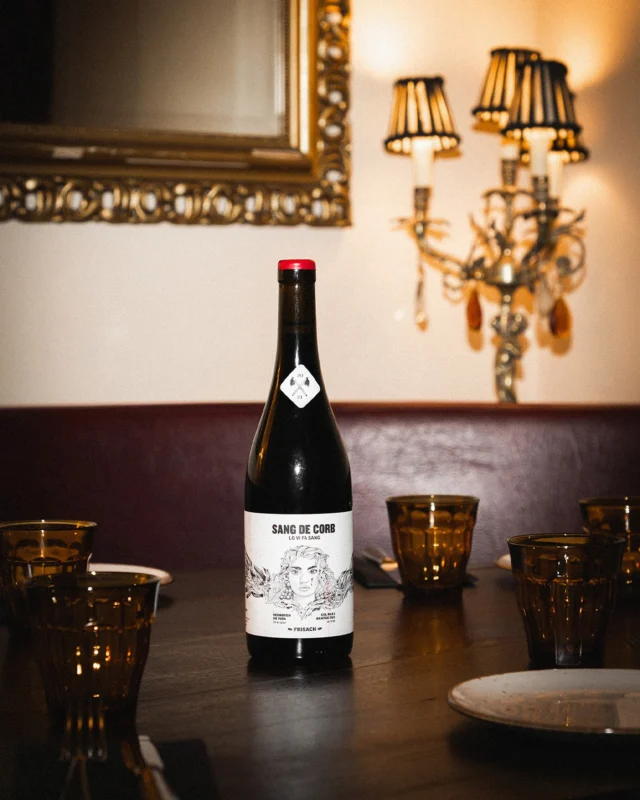 Una taula, una copa i un vii per descobrir. Us presentem “Sang de Corb”: un vii natural, ecològic i envellit en roure durant 12 mesos. El vi negre ideal per maridar amb formatges curats i carns roges🍷

Una mesa, una copa y un vino por descubrir. Les presentamos “Sang de Corb”: un vino natural, ecológico y envejecido en roble durante 12 meses. El vino tinto ideal para maridar con quesos curados y carnes rojas🍷

A table, a glass, and a wine to discover. We present to you “Sang de Corb”: a natural, organic wine aged in oak for 12 months. The perfect red wine to pair with aged cheeses and red meats🍷