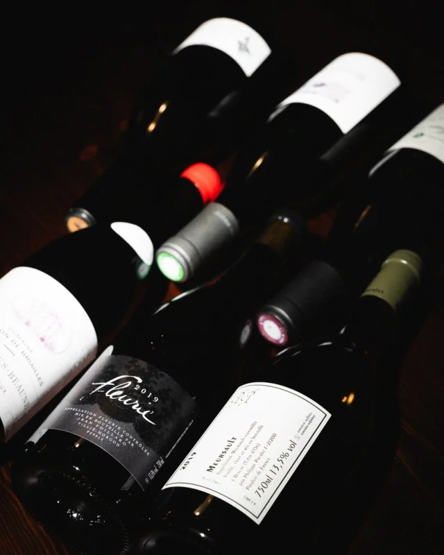 Un petit tast de la Borgonya, on cada ampolla ens explica una història de terroir, tradició i elegància. Descobriu la nostra petita selecció d’una de les regions més emblemàtiques del món del vii.

Un pequeño viaje por Borgoña, donde cada botella cuenta una historia de terruño, tradición y elegancia. Descubre nuestra cuidada selección de una de las regiones más emblemáticas del mundo del vino.

A small taste of Burgundy, where each bottle tells a story of terroir, tradition, and elegance. Discover our curated selection from one of the world’s most iconic wine regions.