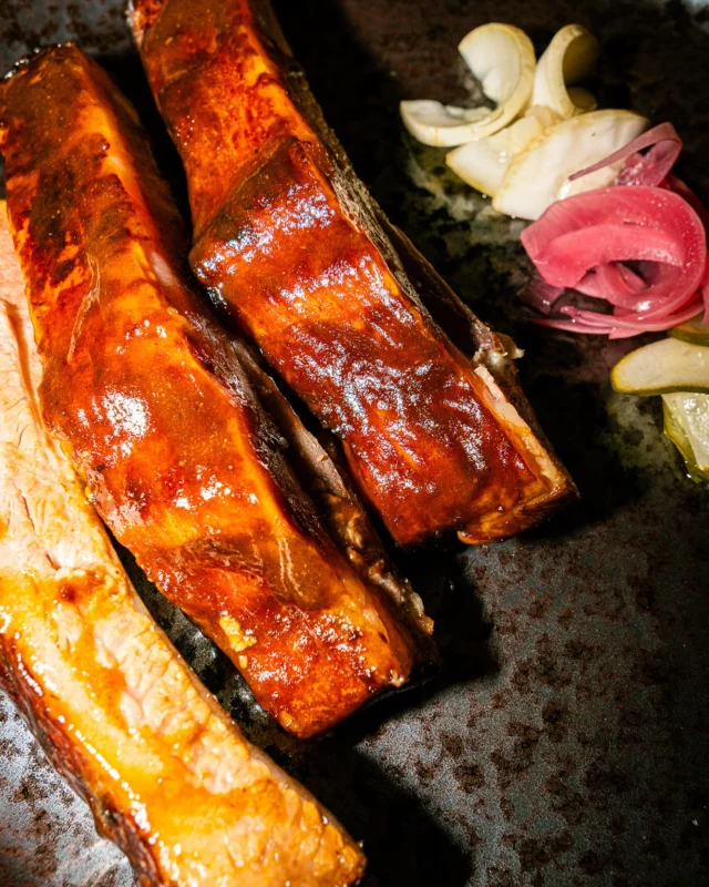 Descobreix el nostre costelló de porc a la brasa, un clàssic amb un toc fresc i vibrant de les verdures confitades. El trobaràs a la nostra selecció de platillos. 

Descubre nuestro costillar de cerdo a la brasa, un clásico con un toque fresco y vibrante de verduras encurtidas. Lo encontrarás en nuestra selección de platillos.

“Discover our grilled pork rib, a classic with a fresh and vibrant touch from pickled vegetables. You’ll find it in our selection of small plates.