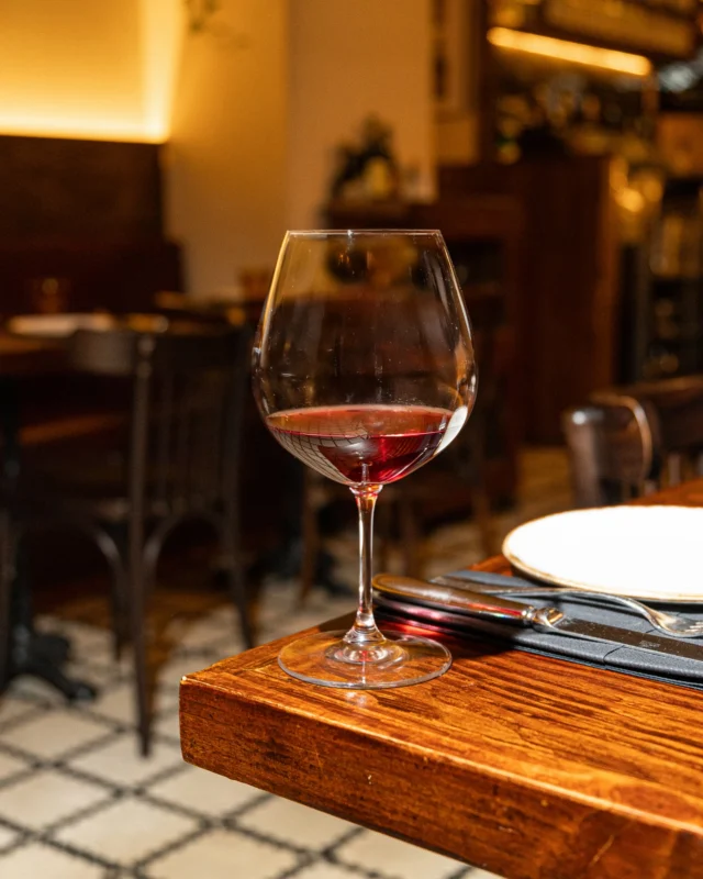 Et mereixes una pausa! Gaudeix d’una copa de vii sense pressa i amb bona companyia.

¡Te mereces una pausa! Disfruta de una copa de vino sin prisa y en buena compañía.

You deserve a break! Enjoy a glass of wine at your own pace and with good company.