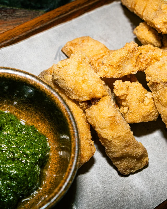 Descobreix el nostre caçó adobat i fregit amb ‘mojo verde’. Un plat que trobareu a la carta dins ‘les nostres fritades’, una combinació perfecta de tradició i caràcter.

Descubre nuestro cazón adobado y frito con ‘mojo verde’. Un plato que encontrarás en la carta dentro de ‘nuestras frituras’, una combinación perfecta de tradición y carácter.

Discover our marinated and fried dogfish with ‘mojo verde’. A dish you’ll find on the menu under ‘our fried specialties’, a perfect combination of tradition and character.