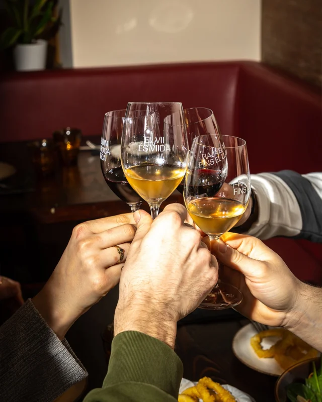 Brindem per cada història compartida, per cada copa que ens uneix.
Un brindis per a les noves experiències i els bons moments amb bon vii🍷
.
Brindemos por cada historia compartida, por cada copa que nos une.
Un brindis por las nuevas experiencias y los buenos momentos con buen vii🍷
.
Let’s toast to every shared story, to every glass that unites us.
A toast to new experiences and good moments with great vii🍷