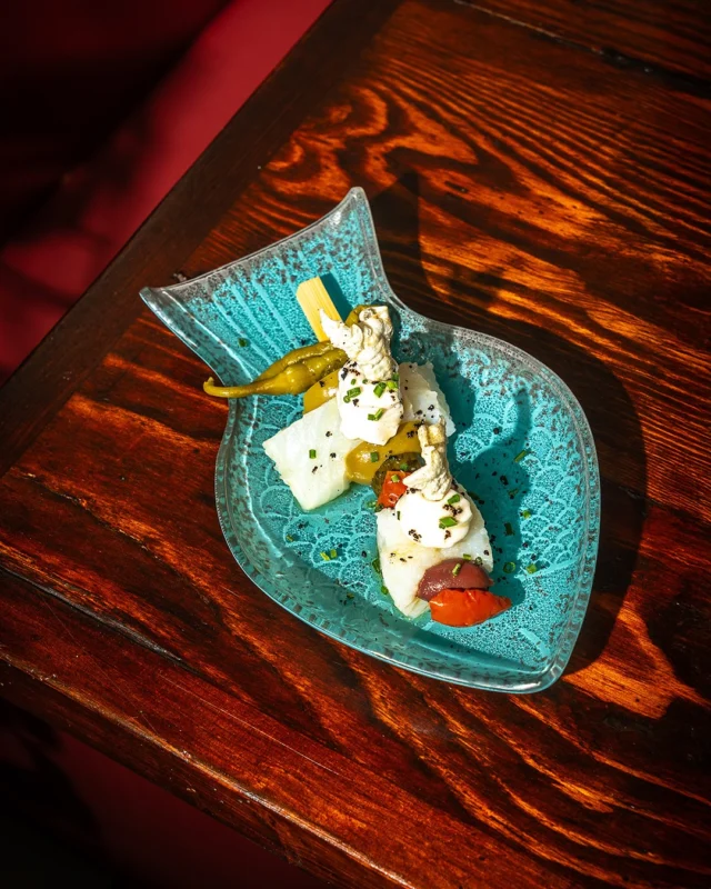 Us presentem la nostra gilda de bacallà🍢
Acompanyada amb oliva gordal, cogombre, piparra, tomàquet semi-sec, pols d’oliva negra, pil-pil i pell cruixent de bacallà. Un plat fresc i ple de sabors.
Amb qui viindràs a tastar-la?🍷
.
Os presentamos nuestra gilda de bacalao🍢
Acompañada con oliva gordal, pepino, piparra, tomate semi-seco, polvo de oliva negra, pil-pil y piel crujiente de bacalao. Un plato fresco y lleno de sabores.
¿Con quién vienes a probarla?🍷
.
We present our cod gilda🍢
Accompanied with gordal olive, cucumber, piparra, semi-dried tomato, black olive powder, pil-pil, and crispy cod skin. A fresh dish full of flavors.
Who will you bring to taste it?🍷
