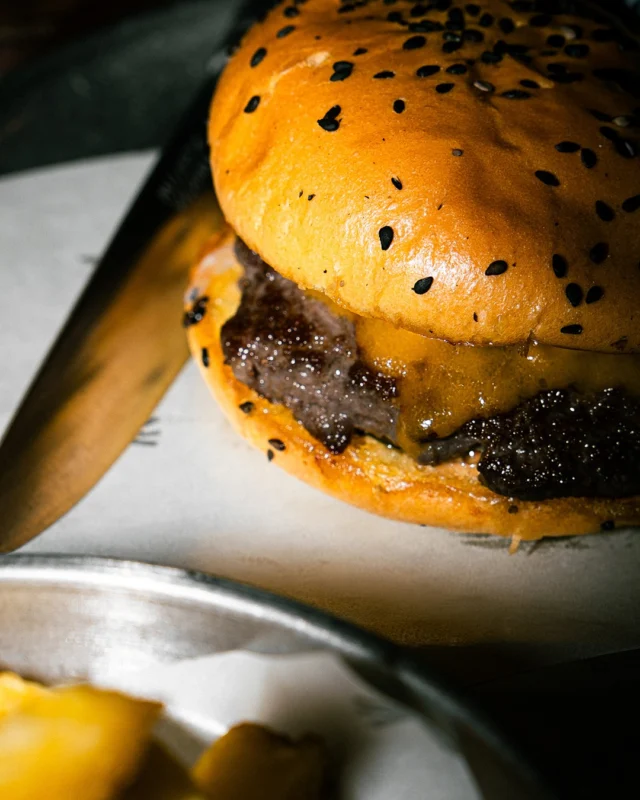 La nostra hamburguesa t’està esperant! Una combinació de carn de vaca madurada, salsa “Emmy”, formatge cheddar i patates fregides. Una opció que no falla mai!

¡Nuestra hamburguesa te está esperando! Una combinación de carne de vaca madurada, salsa ‘Emmy’, queso cheddar y patatas fritas. ¡Una opción que nunca falla!

Our burger is waiting for you! A combination of aged beef, ‘Emmy’ sauce, cheddar cheese, and fries. A choice that never fails!