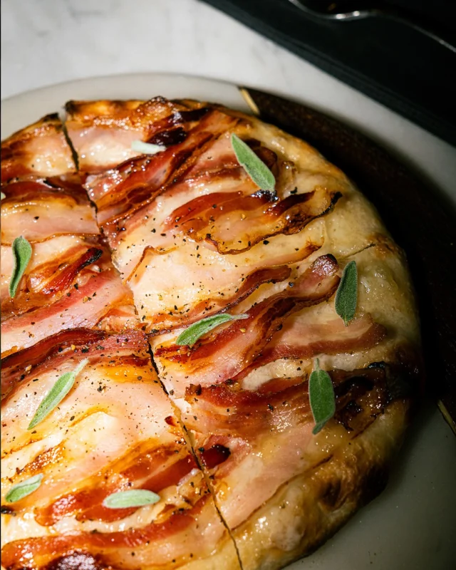 La nostra coca de pa amb cansalada viada al pebre negre, Idiazábal i bolet escabetxat!😋
Ideal per gaudir amb una copa de vii blanc✨🤍

Nuestra coca de pan con panceta curada a la pimienta negra, Idiazábal y seta en escabeche!😋
Ideal para disfrutar con una copa de viino blanco✨🤍

Our flatbread with black pepper-cured pork belly, Idiazábal cheese and pickled mushrooms!😋
Perfect to enjoy with a glass of white wine✨🤍